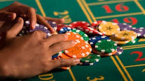 Người dùng Việt Nam thực hiện rút tiền từ f8bet2 về ví điện tử qua điện thoại